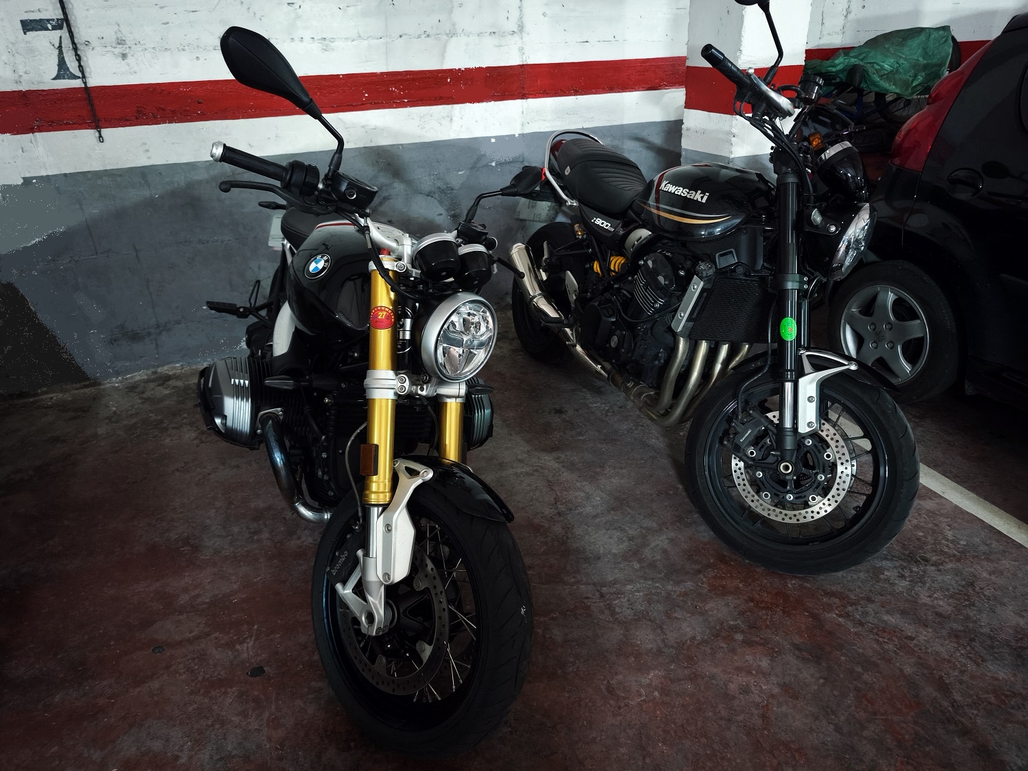 RNineTvsZ900RS.jpg